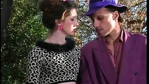 Seksi Asyalı kız domalıyor ve amının derinliklerinde sikiliyor
