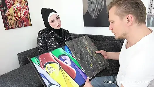 Azgın işadamı tesettürlü bir bebeği sikiyor