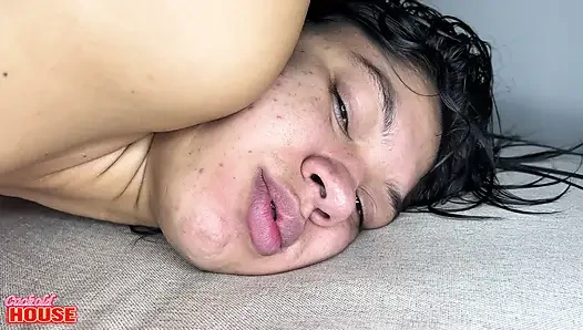 Aldatılan koca genç karısını kalın bir yarakla arkadaşıyla seks yaparken izliyor