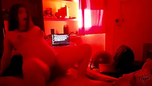 Kırmızı odada ateşli kovboy kız ve köpek stili eylemi!