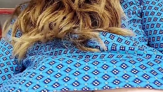 Kızıl saçlı gömlek içinde binme pozisyonunu çıplak gösteriyor