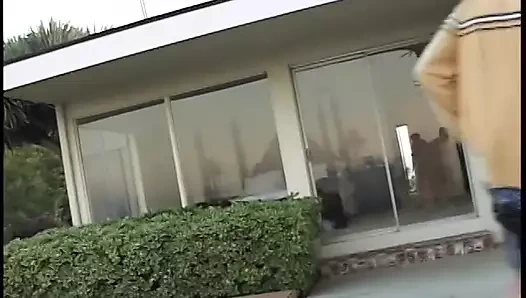 Solgun esmer genç kız ağzı ve pembe amcıkla yarak yutuyor