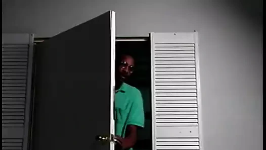 Büyük yaraklı siyah adam sarışınların ağzını sikikleri sonra amını yiyor