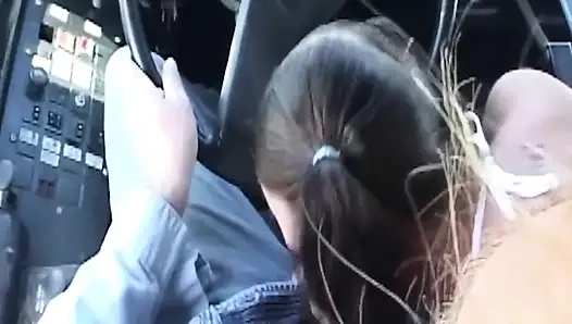 Olgun esmer vahşi yolculukta zonklayan yarakla genişliyor