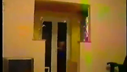 Holly çıplak dans ediyor