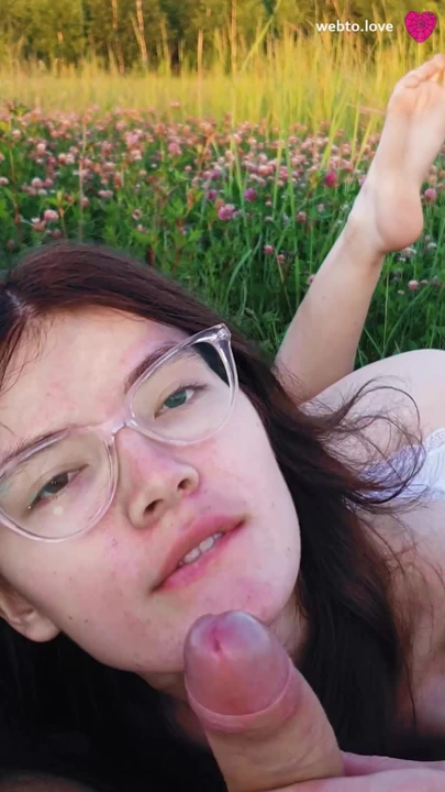 Sevimli bir esmerle tarlanın ortasında doğada gerçek güzel seks nazik bir sakso çekiyor, penetrasyona hazır