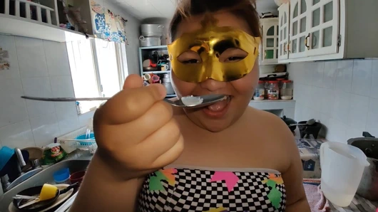 O seviyor için yemek donmuş boşalmak sonra bir boğaz sikme