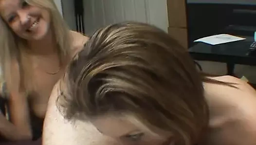 İki sarışın fahişe şanslı bir horoz emiyor - yüz amatör ev yapımı klasik retro porno