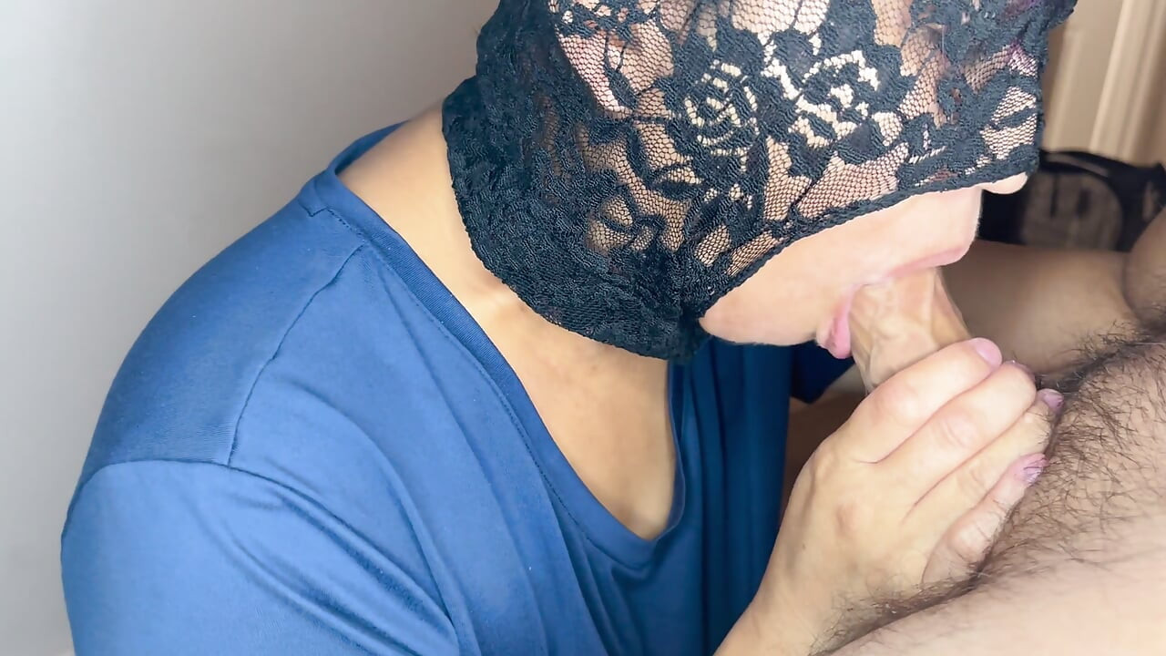 Asyalı orta yaşlı seksi sürtük beyaz yarak emiyor