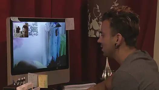 Anne babası evde yokken üvey kız kardeşini sikiyor