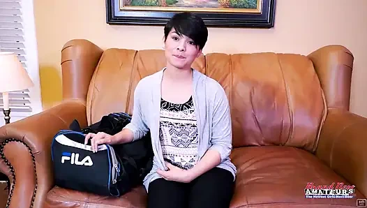 Büyük memeli esmer orta yaşlı seksi kadın jae scott özensiz gırtlağına kadar alıyor ve sonra sert sikişiyor!