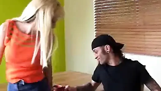 Natasha Skinski doğal göğüsleriyle sandalyede sikişiyor