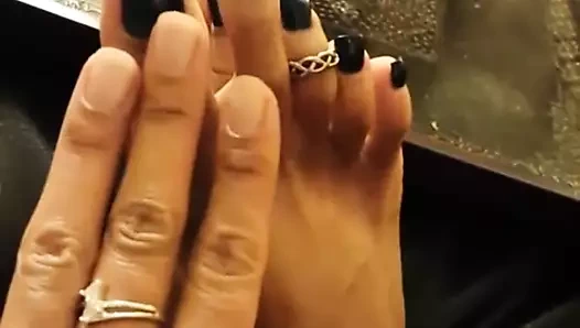 Siyah uzun ayak tırnakları