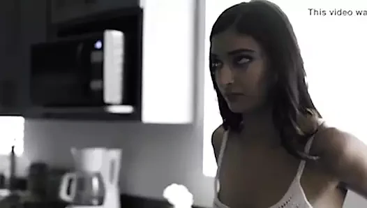 Üvey baba bir tokat ile bir sürtük kızı cezalandırır