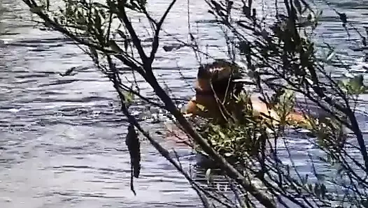 İlkel yerli fantezileri güzel ibneyle sikişiyor