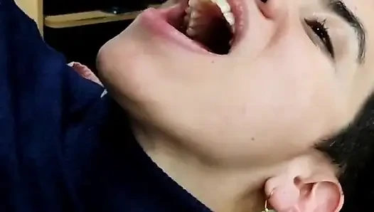 Şenlik! En sevdiği çikolataya boşalıyor!