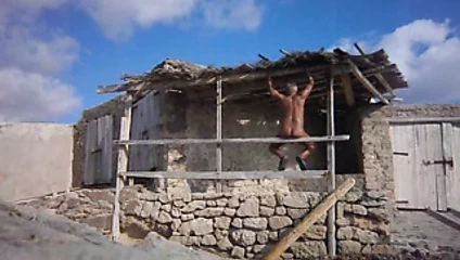 Bir balıkçı kulübesinde çıplak adam