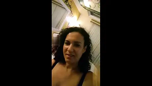 Yaşlı bir adamla yalnız çıktı ama adam fark etmedi.