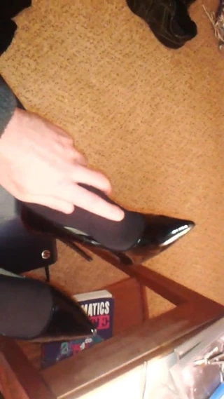 Karısının bacaklarını ovmak