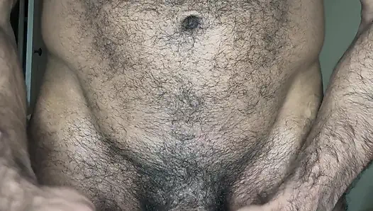 Fitness zencisi adam kaslarını gösteriyor ve boşalıyor