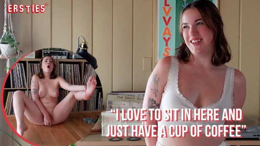 Ersties - sevimli summer cam dildoyu tutmadan önce külotunu amına sokuyor