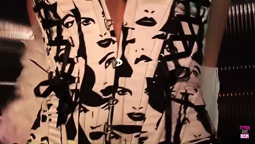 İki sarışın ve seksi kostümlü bir esmer iki maskeli adam tarafından sikiliyor