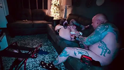 Ben onun zonklayan yarağını emerken büyük kalın dildoya biniyor