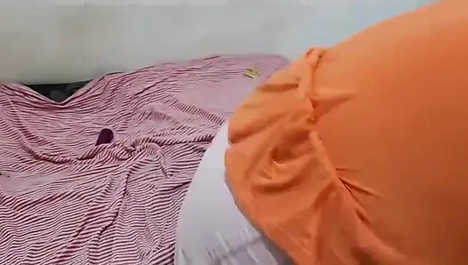Velma sosis emmeyi seviyor.