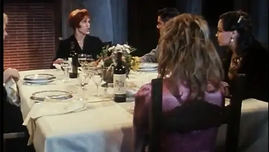 Seksi kızıl saçlı kız ağzında orgazmı seviyor