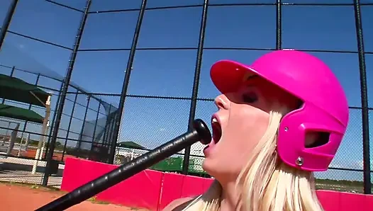 Seksi sarışın büyük bir yarakla sikiliyor ve dölleniyor