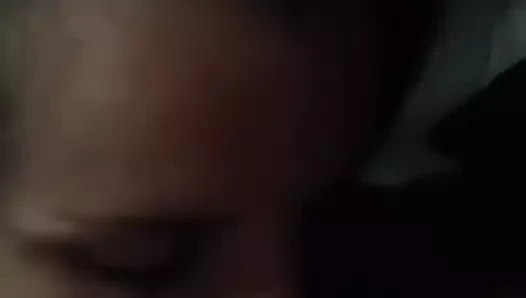 Beyaz kız küçük Meksikalı yarağı emiyor