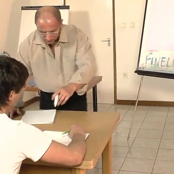 Eşcinsel öğretmen öğrencileri sikiyor - bölüm 4