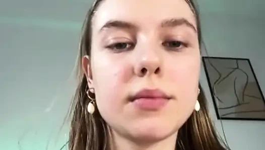 Bakire sıkı amcığını ilk kez parmaklıyor