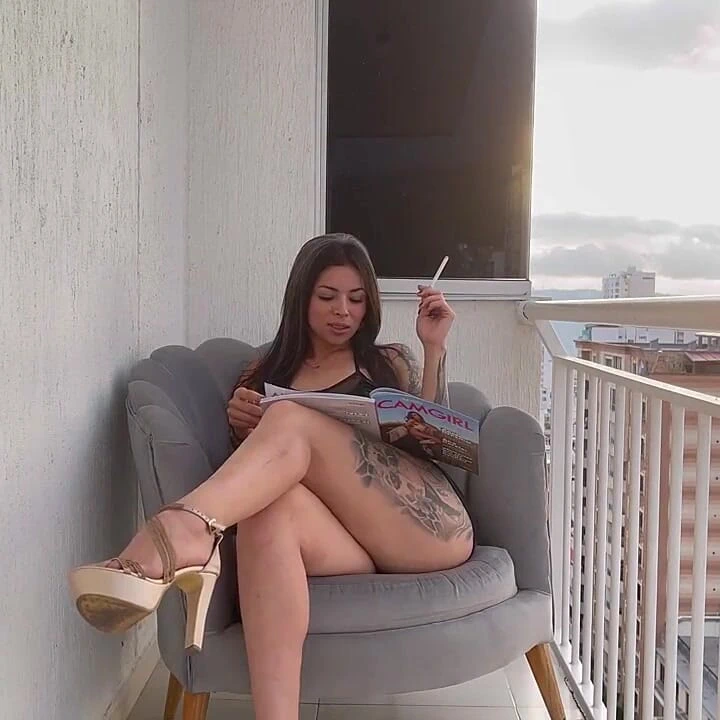 Anitta Miller balkonda sigara içiyor ve mastürbasyon yapıyor