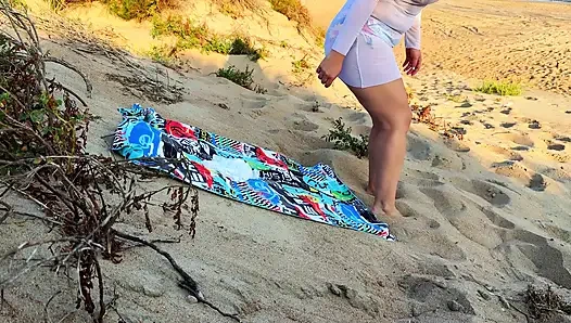 Büyük götümle vahşi bir kumlu plajda bir adamın yüzüne oturdum