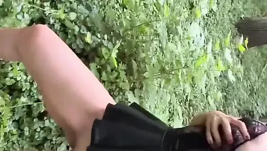 Azgın kız ormanda iç çamaşırlı yürüyor