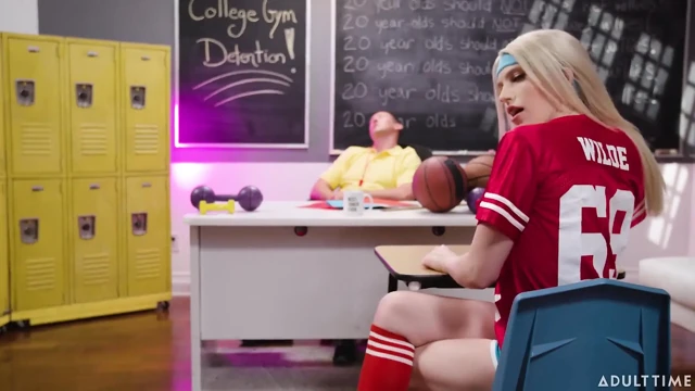 Oopsie - büyük yaraklı koç yaramaz t-girls khloe kay ve izzy wilde'ı gözaltında disipline ediyor!
