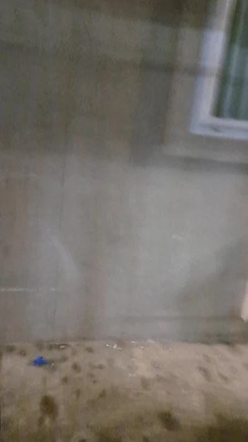 Показываю эту задницу, прогуливающейся по отелю