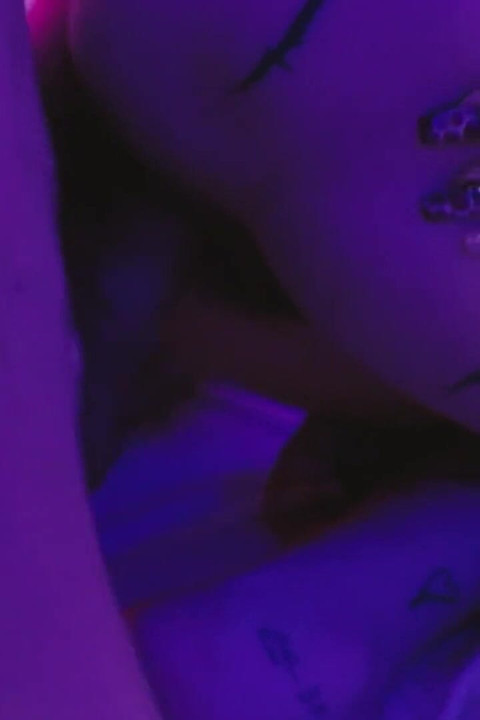 Tattootrio, çift cuckold dövme sanatçısı tarafından siktirilmek istiyor