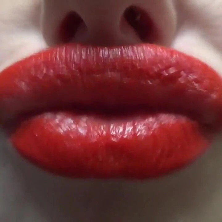 Öp beni bebeğim! Kırmızı ruj ve büyük seksi dudak fetişi
