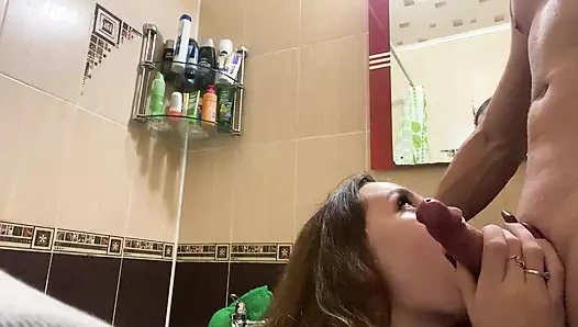 Bir arkadaşının karısını banyoda siktim