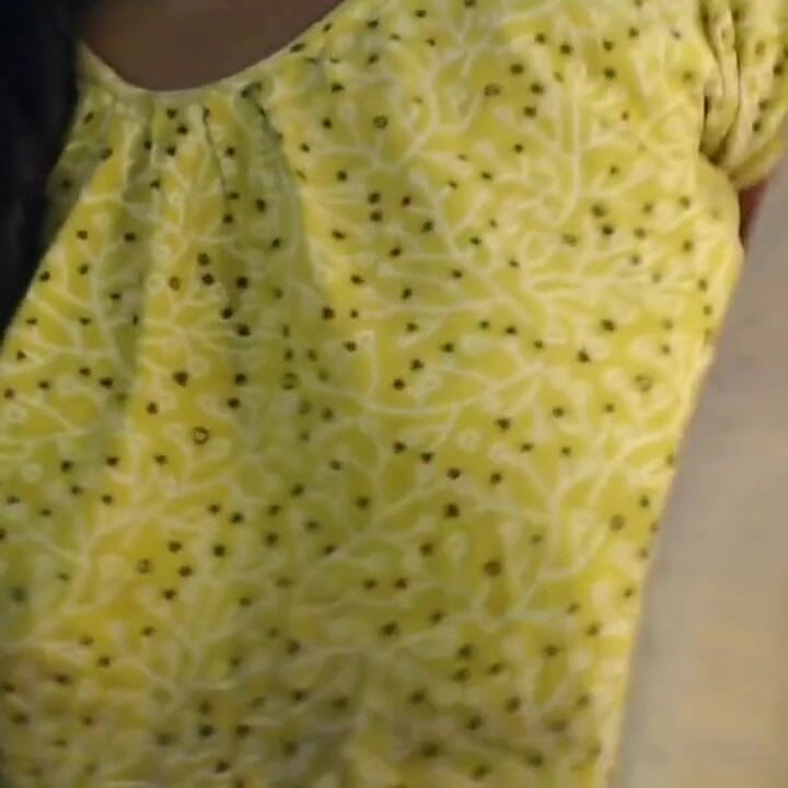 Ateşli seksi desi kız göğüsleri çıplak dildo amcık dildo ağzıyla sikişiyor.