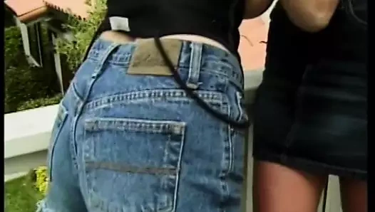 Harika göğüsleri olan ince sarışın, dışarıda yemek yerken korkuluklara yaslanıyor