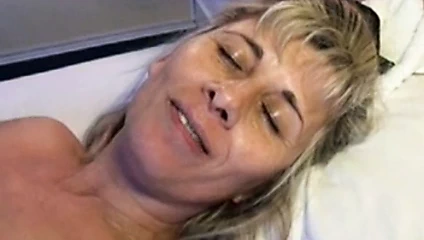 Lisa amına çok dikkat edildikten sonra fışkırtıyor