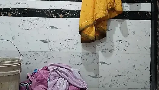 Priya bhabi güzel vücut ve büyük göt gösterisi