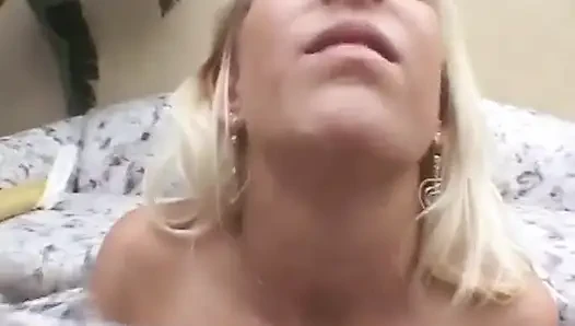 Seksi sarışın minyon büyük yarak emiyor... ağzına boşalma