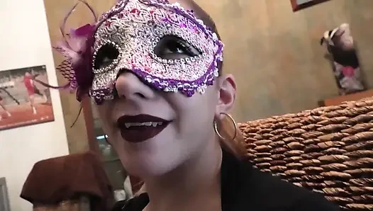 Maskeli Sarışın Orta Yaşlı Seksi Sürtükler Şişman Boğa Yarağı Tarafından Götten Ve Boğazdan Sikiliyor