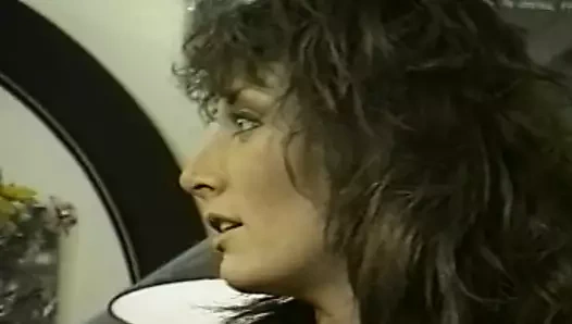 Travesti makyajını ve elbisesini çıkarıyor