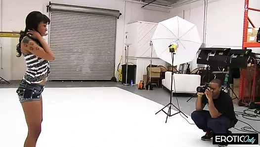 Sie schreit ihn an dass er tiefer gehen soll