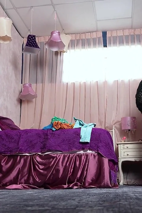 Meme uçları pirsingli tombul kızıl saçlı külotu kokluyor ve mastürbasyon yapıyor